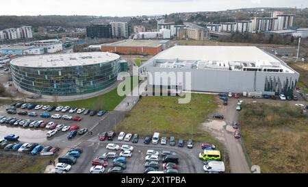 11 février 2024, Cardiff. Vue aérienne de la Vindico Arena et de la piscine internationale et gymnase de Cardiff, qui font partie du Village sportif international de Cardif Banque D'Images