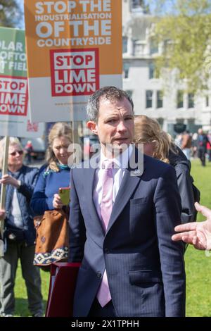 Londres, royaume-uni 18 avril 2024 manifestation du groupe de campagne sur la place du parlement à Londres au sujet du parc solaire Lime Down James Gray, le député du North Wiltshire, a déclaré que les plans pour le parc solaire Lime Down étaient scandaleux crédit : Richard Lincoln / Alamy Live News Banque D'Images