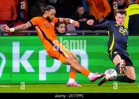 AMSTERDAM, PAYS-BAS - 22 MARS : Memphis Depay, des pays-Bas, tire tandis que Nathan Patterson, d'Écosse, bloque pendant le match amical entre les deux Banque D'Images