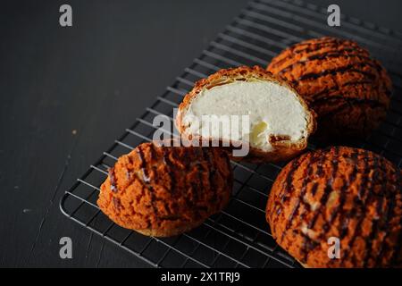 Pâte choux craquelin maison avec filet de chocolat sur le dessus Banque D'Images