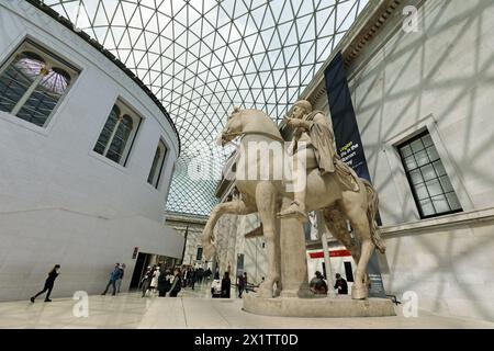 Great court of the British Museum, Londres, montrant une statue romaine d'un jeune à cheval sculptée dans du marbre. Banque D'Images