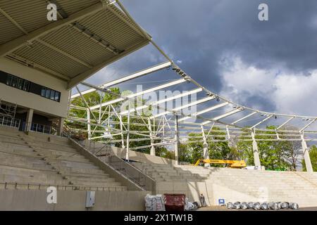 Heinz-Steyer-Stadion Die Landeshauptstadt Dresden baut das Stadion zu einer modernen und multifunktionalen Sport- und Veranstaltungsstätte für den Leistungs- und Breitensport um. Nutzungsschwerpunkte werden weiterhin Leichtathletik, American Football und Fußball sein. Nach der Fertigstellung wird das Heinz-Steyer-Stadion eine der wenigen Arenen in Deutschland sein, die den Ansprüchen für nationale und internationale Leichtathletikmeisterschaften erfüllt. ãÄÄ Das Stadion erhält 5,000 überdachte Sitzplätze. Die Zuschauerkapazität kann temporär auf bis zu 15,000 Personen durch mobile Tribünen in Banque D'Images