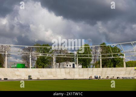 Heinz-Steyer-Stadion Die Landeshauptstadt Dresden baut das Stadion zu einer modernen und multifunktionalen Sport- und Veranstaltungsstätte für den Leistungs- und Breitensport um. Nutzungsschwerpunkte werden weiterhin Leichtathletik, American Football und Fußball sein. Nach der Fertigstellung wird das Heinz-Steyer-Stadion eine der wenigen Arenen in Deutschland sein, die den Ansprüchen für nationale und internationale Leichtathletikmeisterschaften erfüllt. ãÄÄ Das Stadion erhält 5,000 überdachte Sitzplätze. Die Zuschauerkapazität kann temporär auf bis zu 15,000 Personen durch mobile Tribünen in Banque D'Images