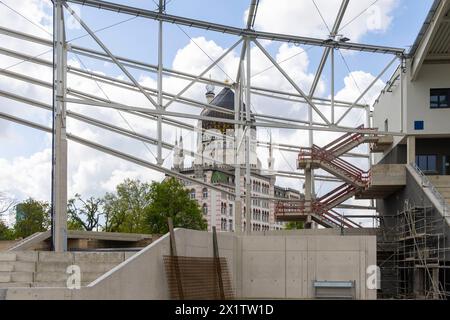 Heinz-Steyer-Stadion Die Landeshauptstadt Dresden baut das Stadion zu einer modernen und multifunktionalen Sport- und Veranstaltungsstätte für den Leistungs- und Breitensport um. Nutzungsschwerpunkte werden weiterhin Leichtathletik, American Football und Fußball sein. Nach der Fertigstellung wird das Heinz-Steyer-Stadion eine der wenigen Arenen in Deutschland sein, die den Ansprüchen für nationale und internationale Leichtathletikmeisterschaften erfüllt. ãÄÄ Das Stadion erhält 5,000 überdachte Sitzplätze. Die Zuschauerkapazität kann temporär auf bis zu 15,000 Personen durch mobile Tribünen in Banque D'Images