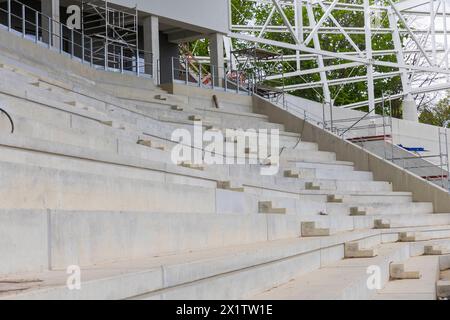 Heinz-Steyer-Stadion Die Landeshauptstadt Dresden baut das Stadion zu einer modernen und multifunktionalen Sport- und Veranstaltungsstätte für den Leistungs- und Breitensport um. Nutzungsschwerpunkte werden weiterhin Leichtathletik, American Football und Fußball sein. Nach der Fertigstellung wird das Heinz-Steyer-Stadion eine der wenigen Arenen in Deutschland sein, die den Ansprüchen für nationale und internationale Leichtathletikmeisterschaften erfüllt. ãÄÄ Das Stadion erhält 5,000 überdachte Sitzplätze. Die Zuschauerkapazität kann temporär auf bis zu 15,000 Personen durch mobile Tribünen in Banque D'Images