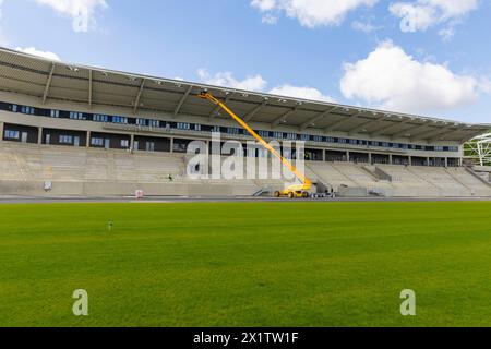 Heinz-Steyer-Stadion Die Landeshauptstadt Dresden baut das Stadion zu einer modernen und multifunktionalen Sport- und Veranstaltungsstätte für den Leistungs- und Breitensport um. Nutzungsschwerpunkte werden weiterhin Leichtathletik, American Football und Fußball sein. Nach der Fertigstellung wird das Heinz-Steyer-Stadion eine der wenigen Arenen in Deutschland sein, die den Ansprüchen für nationale und internationale Leichtathletikmeisterschaften erfüllt. ãÄÄ Das Stadion erhält 5,000 überdachte Sitzplätze. Die Zuschauerkapazität kann temporär auf bis zu 15,000 Personen durch mobile Tribünen in Banque D'Images