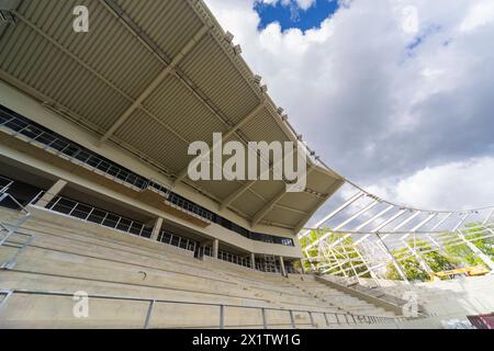 Heinz-Steyer-Stadion Die Landeshauptstadt Dresden baut das Stadion zu einer modernen und multifunktionalen Sport- und Veranstaltungsstätte für den Leistungs- und Breitensport um. Nutzungsschwerpunkte werden weiterhin Leichtathletik, American Football und Fußball sein. Nach der Fertigstellung wird das Heinz-Steyer-Stadion eine der wenigen Arenen in Deutschland sein, die den Ansprüchen für nationale und internationale Leichtathletikmeisterschaften erfüllt. ãÄÄ Das Stadion erhält 5,000 überdachte Sitzplätze. Die Zuschauerkapazität kann temporär auf bis zu 15,000 Personen durch mobile Tribünen in Banque D'Images