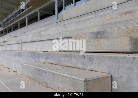 Heinz-Steyer-Stadion Die Landeshauptstadt Dresden baut das Stadion zu einer modernen und multifunktionalen Sport- und Veranstaltungsstätte für den Leistungs- und Breitensport um. Nutzungsschwerpunkte werden weiterhin Leichtathletik, American Football und Fußball sein. Nach der Fertigstellung wird das Heinz-Steyer-Stadion eine der wenigen Arenen in Deutschland sein, die den Ansprüchen für nationale und internationale Leichtathletikmeisterschaften erfüllt. ãÄÄ Das Stadion erhält 5,000 überdachte Sitzplätze. Die Zuschauerkapazität kann temporär auf bis zu 15,000 Personen durch mobile Tribünen in Banque D'Images