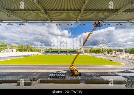 Heinz-Steyer-Stadion Die Landeshauptstadt Dresden baut das Stadion zu einer modernen und multifunktionalen Sport- und Veranstaltungsstätte für den Leistungs- und Breitensport um. Nutzungsschwerpunkte werden weiterhin Leichtathletik, American Football und Fußball sein. Nach der Fertigstellung wird das Heinz-Steyer-Stadion eine der wenigen Arenen in Deutschland sein, die den Ansprüchen für nationale und internationale Leichtathletikmeisterschaften erfüllt. ãÄÄ Das Stadion erhält 5,000 überdachte Sitzplätze. Die Zuschauerkapazität kann temporär auf bis zu 15,000 Personen durch mobile Tribünen in Banque D'Images