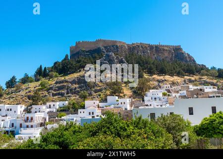 Vue sur la ville et l'acropole de Lindos à Rhodes Banque D'Images