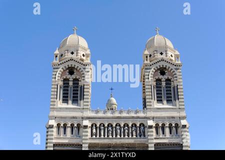 Cathédrale de Marseille ou Cathédrale Sainte-Marie-majeure de Marseille, 1852-1896, Marseille, vue de face de la façade d'une cathédrale à double Banque D'Images