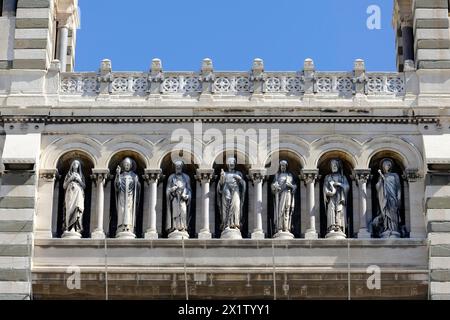 Cathédrale de Marseille ou Cathédrale Sainte-Marie-majeure de Marseille, 1852-1896, Marseille, rangée de figures en pierre sur la façade extérieure d'une église Banque D'Images