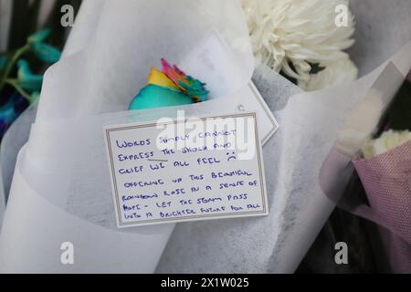 Sydney, Australie. 18 avril 2024. Westfield Bondi Junction a ouvert pour une journée de réflexion tandis que les magasins restent fermés. La pile de fleurs laissées par les gens dans le centre commercial d'en face continue de grandir et les gens visitent pour pleurer et rendre hommage à un attaquant au couteau malade mental (peut-être sous la drogue), Joel Cauchi, 40 ans, a fait un saccage tuant 6 personnes. Crédit : Richard Milnes/Alamy Live News Banque D'Images