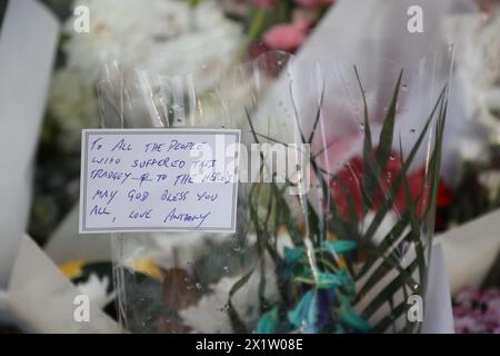 Sydney, Australie. 18 avril 2024. Westfield Bondi Junction a ouvert pour une journée de réflexion tandis que les magasins restent fermés. La pile de fleurs laissées par les gens dans le centre commercial d'en face continue de grandir et les gens visitent pour pleurer et rendre hommage à un attaquant au couteau malade mental (peut-être sous la drogue), Joel Cauchi, 40 ans, a fait un saccage tuant 6 personnes. Crédit : Richard Milnes/Alamy Live News Banque D'Images