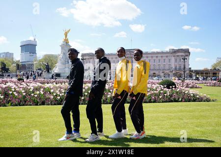 Ruth Chepngetich du Kenya, Brigid Kosgei du Kenya, L'éthiopienne Tigst Assefa et la kenyane Peres Jepchirchir posent pour une photo devant le mémorial de la reine Victoria au palais de Buckingham avant la conférence de presse féminine d'élite qui se tiendra au centre de presse TCS London Marathon à St James's Park avant le TCS London Marathon 2024 dimanche. Date de la photo : jeudi 18 avril 2024. Banque D'Images