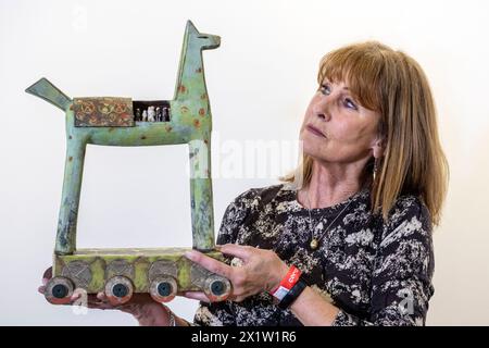 Londres, Royaume-Uni. 18 avril 2024. L’artiste Louise Bell avec une de ses œuvres lors d’une avant-première de Ceramic Art London, qui en est à sa 20e année. Plus de 110 fabricants du monde entier exposent à la foire de la céramique qui se déroule du 19 au 21 avril 2024 à Kensington Olympia. Credit : Stephen Chung / Alamy Live News Banque D'Images