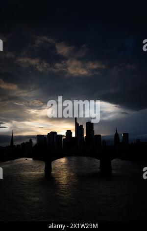 Des nuages denses passent au-dessus de l'horizon bancaire de Francfort dans la soirée, Floesserbruecke, Francfort-sur-le-main, Hesse, Allemagne Banque D'Images