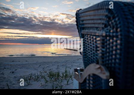 Sonnenuntergang über der Ostsee - in einem Strandkorb genießt man einen wundervollen Blick in den Abendstunden am Weststrand von Hiddensee. GER, Insel Hiddensee, Rügen, Ostsee, MV, Mecklenburg-Vorpommern, Urlaub, Tourismus *** coucher de soleil sur la mer Baltique dans une chaise de plage, vous pouvez profiter d'une vue magnifique dans la soirée sur la plage ouest de Hiddensee GER, île Hiddensee, Rügen, mer Baltique, MV, Mecklenburg Vorpommern, vacances, tourisme Banque D'Images