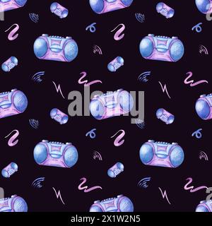 Lecteur de boombox cassette dans le style des années 90. Modèle sans couture d'enregistreur de musique à bande bleu violet. Gadget stéréo bouton parmi les lignes abstraites doodle. Banque D'Images