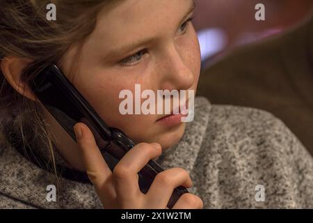 Portrait d'une fille, 1o ans, parlant au téléphone, Mecklembourg-Poméranie occidentale, Allemagne Banque D'Images