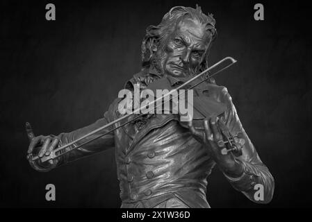 Vue détaillée sur fond sombre, statue en bronze du violoniste Niccolo Paganini par l'artiste Niccolo Tommaseo, hall d'entrée du Teatro Carlo Banque D'Images