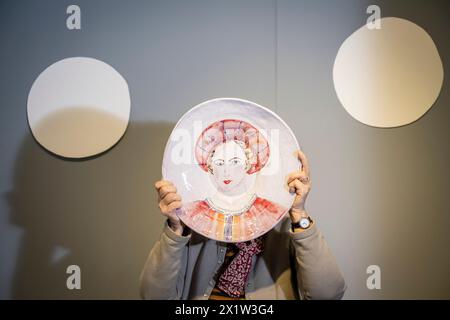 Londres, Royaume-Uni. 18 avril 2024. L’artiste Agalis Manessi avec une de ses œuvres lors d’une avant-première de Ceramic Art London, qui en est à sa 20e année. Plus de 110 fabricants du monde entier exposent à la foire de la céramique qui se déroule du 19 au 21 avril 2024 à Kensington Olympia. Credit : Stephen Chung / Alamy Live News Banque D'Images