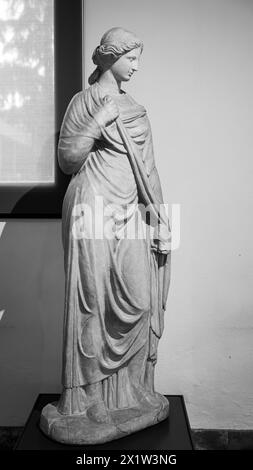 Photo en noir et blanc d'une sculpture classique en marbre représentant une jeune femme romaine habillant une tunique Banque D'Images