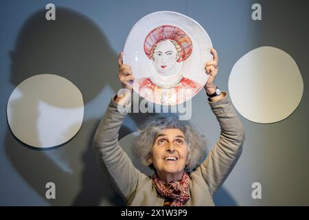 Londres, Royaume-Uni. 18 avril 2024. L’artiste Agalis Manessi avec une de ses œuvres lors d’une avant-première de Ceramic Art London, qui en est à sa 20e année. Plus de 110 fabricants du monde entier exposent à la foire de la céramique qui se déroule du 19 au 21 avril 2024 à Kensington Olympia. Credit : Stephen Chung / Alamy Live News Banque D'Images