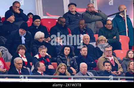 Markus Soeder, Soeder, bayerischer Ministerpraesident, Ministerpraesident, Bayern, CSU, Politiker, CSU-Politikerin Dorothee Baer, Staatsministerin fuer Digitalisierung, Edmund STOIBER (Bayer. Ministerpraesident a.D.) mit Ehefrau Karin dans le match quart de finale FC BAYERN MUENCHEN - FC ARSENAL LONDON 1-0 de football UEFA Champions League dans la saison 2023/2024 à Munich, le 17 avril 2024. Viertelfinale,, FCB, Muenchen photographe : ddp images / star-images Banque D'Images