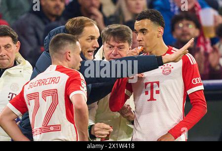 Entraîneur Thomas Tuchel (FCB), chef d'équipe, coach, entraîneur, Jamal MUSIALA, FCB 42 Raphael Guerreiro, FCB 22 dans le match quart de finale FC BAYERN MUENCHEN - FC ARSENAL LONDON 1-0 de football UEFA Champions League dans la saison 2023/2024 à Munich, le 17 avril 2024. Viertelfinale,, FCB, Muenchen photographe : ddp images / star-images Banque D'Images