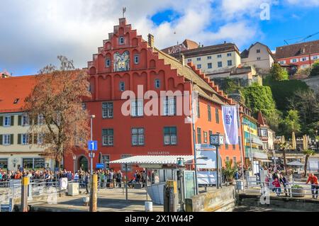 Superbe vue sur le célèbre bâtiment médiéval appelé Gredhaus avec sa façade rouge, situé dans la ville basse (Unterstadt) à Meersburg, une ville de... Banque D'Images