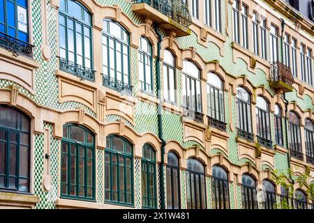 Belle façade de style art nouveau de maison dans le centre historique de Porto, Portugal. Banque D'Images