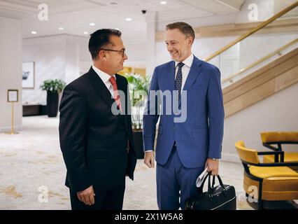 Christian Lindner FDP, Bundesminister der Finanzen, und Joachim Nagel prsident der Deutschen Bundesbank, aufgenommen BEI einem Pressefruehstueck im Rahmen der IWF Fruehjahrstagung in Washington, 18.04.2024. Fotografiert im Auftrag des Bundesministerium der Finanzen BMF Washington États-Unis *** Christian Lindner FDP , ministre fédéral des Finances, et Joachim Nagel Président de la Deutsche Bundesbank, photographié lors d'un petit déjeuner de presse lors des réunions de printemps du FMI à Washington, 18 04 2024 photographié au nom du Ministère fédéral des Finances BMF Washington États-Unis Copyright : XFe Banque D'Images