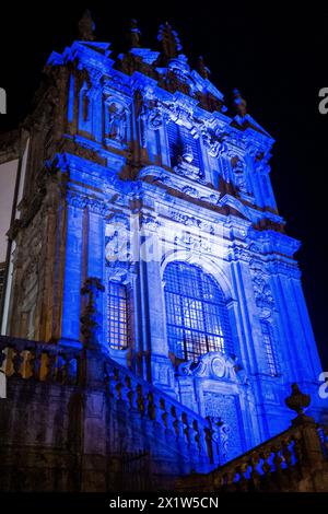 La façade baroque éclairée en bleu de l'Igreja da Misericordia, une église catholique de la Renaissance, à Porto, dans le nord du Portugal, le 7 mai 2022. Façade baroque Banque D'Images