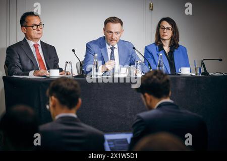 Christian Lindner FDP, Bundesminister der Finanzen, und Joachim Nagel prsident der Deutschen Bundesbank, aufgenommen BEI einem Pressefruehstueck im Rahmen der IWF Fruehjahrstagung in Washington, 18.04.2024. Fotografiert im Auftrag des Bundesministerium der Finanzen BMF Washington États-Unis *** Christian Lindner FDP , ministre fédéral des Finances, et Joachim Nagel Président de la Deutsche Bundesbank, photographié lors d'un petit déjeuner de presse lors des réunions de printemps du FMI à Washington, 18 04 2024 photographié au nom du Ministère fédéral des Finances BMF Washington États-Unis Copyright : XFe Banque D'Images