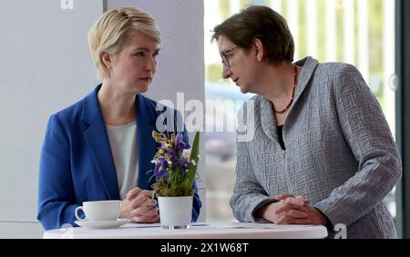 Rostock, Allemagne. 18 avril 2024. Manuela Schwesig (SPD) (de gauche à droite), ministre-présidente de Mecklembourg-Poméranie occidentale, et Klara Geywitz (SPD), ministre fédérale du logement, du développement urbain et de la construction, s'expriment lors de la conférence de presse de la Journée internationale des affaires de la mer Baltique. Les participants de neuf pays riverains de la mer Baltique échangent des idées sur le thème de la neutralité climatique des entreprises sous le slogan «devenir partie du réseau». Crédit : Bernd Wüstneck/dpa/Alamy Live News Banque D'Images