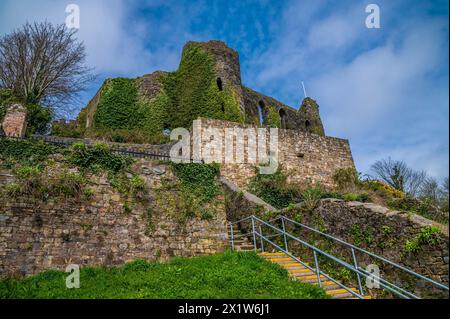 Une vue sur l'entrée des ruines du château à Haverfordwest, Pembrokeshire, pays de Galles un jour de printemps Banque D'Images