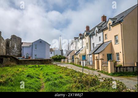 Une vue jusqu'à une rue calme à côté des ruines du château à Haverfordwest, Pembrokeshire, pays de Galles un jour de printemps Banque D'Images