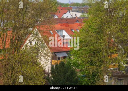 Vue plongeante des bâtiments résidentiels modernes au printemps, Delmenhorst, basse-Saxe, Allemagne Banque D'Images