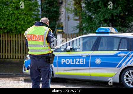 Augsbourg, Bavière, Allemagne - 17 avril 2024 : contrôle de la circulation par la police d'Augsbourg à un poste de contrôle pour les mesures de vitesse *** Verkehrskontrolle der Polizei Augsburg an einem Kontrollpunkt für Geschwindigkeitsmessungen Banque D'Images