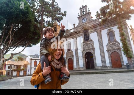 Tourisme familial visite de la basilique de Nuestra Senora del Pino dans la municipalité de Teror. Gran Canaria, Espagne Banque D'Images