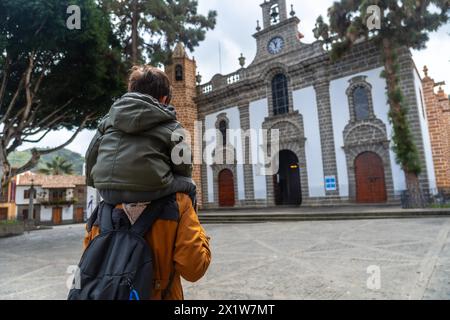 Une mère avec son fils visitant la basilique de Nuestra Senora del Pino dans la municipalité de Teror. Gran Canaria, Espagne Banque D'Images