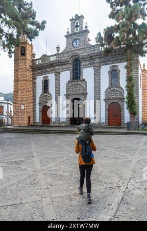 Une mère avec son fils visitant la basilique de Nuestra Senora del Pino dans la municipalité de Teror. Gran Canaria, Espagne Banque D'Images