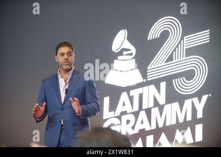 Miami, États-Unis. 17 avril 2024. MIAMI, FLORIDE - 17 AVRIL : Ignacio Meyer, président d'Univision Television Networks Group, prend la parole sur scène lors de la 25e annonce officielle annuelle des Latin GRAMMY Awards®, le 17 avril 2024 à Miami, Floride. (Photo de JL/Sipa USA) crédit : Sipa USA/Alamy Live News Banque D'Images