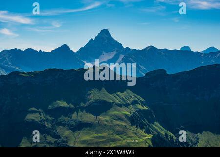 Le sentier de Koblat sur le Nebelhorn, derrière le Hochvogel, 2592m, Alpes d'Allgaeu, Allgaeu, Bavière, Allemagne Banque D'Images