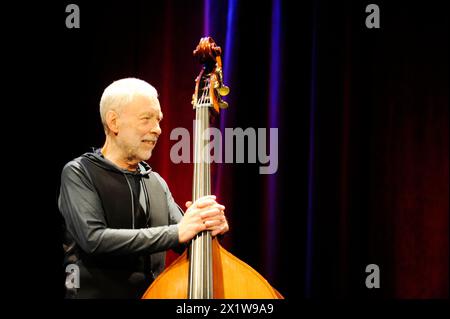 Der britische le bassiste de jazz Dave Holland im Oberhausener Ebertbad. Le bassiste de jazz britannique Dave Holland à Oberhausen. Oberhausen NRW DEUDEGERMANYDEUTSCHLANDALLEMAGNE Banque D'Images