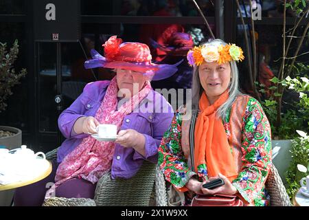 Londres, Royaume-Uni. 18 avril 2024. Un groupe comme la chanson va des adeptes dévoués de la mode descendent sur Londres pour la Colour Walk mensuelle. Les événements ont été l'idée de Sue Kreitzman, 83 ans, New Yorkaise, connue par ses amis de la Reine de la couleur en raison de ses tenues lumineuses et élégantes. L'extravagance de la mode a lieu le quatrième jeudi du mois au marché Old Spitalfields près de Liverpool Street. Crédit : MARTIN DALTON/Alamy Live News Banque D'Images