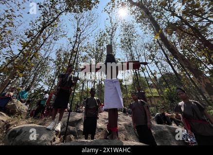 Les dévots chrétiens participent à une représentation pour la reconstitution de la crucifixion de Jésus-Christ lors d'une procession le vendredi Saint, le 29 mars 2024 Banque D'Images