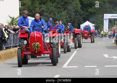 Porsche Diesel Tractors, Une rangée de tracteurs et leurs chauffeurs à un défilé, entouré de spectateurs, SOLITUDE REVIVAL 2011, Stuttgart Banque D'Images