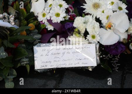 Sydney, Australie. 18 avril 2024. Westfield Bondi Junction a ouvert pour une journée de réflexion tandis que les magasins restent fermés. La pile de fleurs laissées par les gens dans le centre commercial d'en face continue de grandir et les gens visitent pour pleurer et rendre hommage à un attaquant au couteau malade mental (peut-être sous la drogue), Joel Cauchi, 40 ans, a fait un saccage tuant 6 personnes. Crédit : Richard Milnes/Alamy Live News Banque D'Images